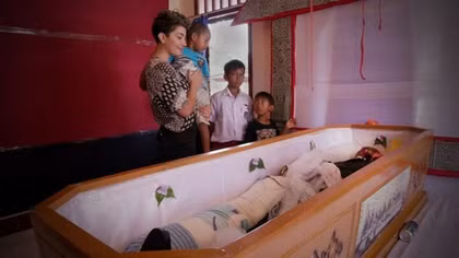 Kỳ lạ phong tục "sống với người chết" ở Indonesia