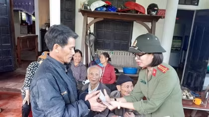 Cục Khoa học, chiến lược và Lịch sử Công an chia sẻ khó khăn với đồng bào miền Trung