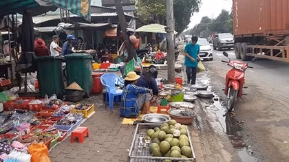 Tiểu thương lấn đường buôn bán do bị mất sạp chợ