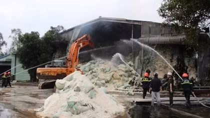 Kho bốc cháy, 200 tấn nông sản bị thiêu rụi