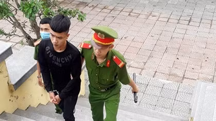 Đi chơi với bạn quen qua mạng xã hội, bé gái bị hiếp dâm