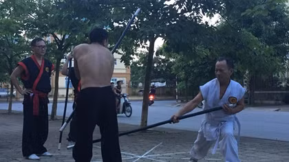 "Trả nợ" tiền nhân