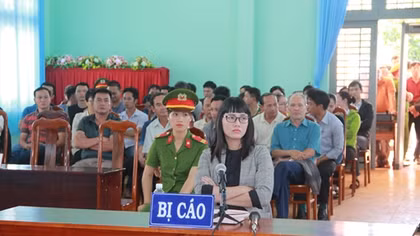 Phạt Huỳnh Thục Vy 2 năm 9 tháng tù giam về tội “xúc phạm Quốc kỳ”