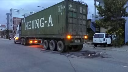 Cả khu phố mất điện vì xe container gặp tai nạn