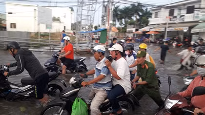 Công an các tỉnh miền Tây giúp dân đối phó với triều cường