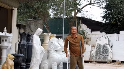 Giám đốc tật nguyền trả nợ nhân gian