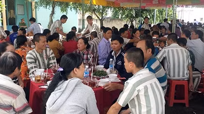 Bữa cơm sâu lắng tình người của phạm nhân