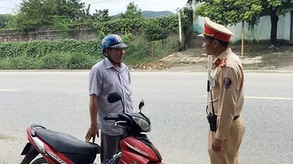 Trung úy Cảnh sát giao thông cứu người trong “biển lửa”