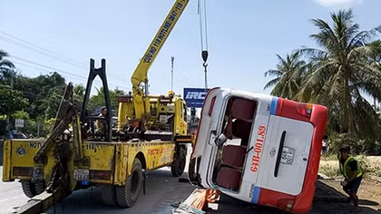 QL1A ùn ứ kéo dài vì xe khách gặp nạn lật chắn ngang mặt đường