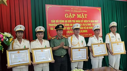 Trao Huân chương Bảo vệ Tổ quốc hạng ba cho12 cá nhân Công an tỉnh Đắk Nông