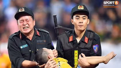 Chiến sĩ CSCĐ nén đau cứu sống bé trai làm lay động cộng đồng mạng