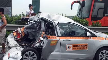 Xe tải nghiền nát đuôi taxi trên cao tốc Pháp Vân – Cầu Giẽ