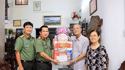 Công an tỉnh An Giang thăm hỏi gia đình nguyên lãnh đạo tỉnh và Công an tỉnh