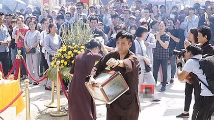 Hòm công đức chứa cả trăm triệu đồng “bốc hơi” ngày cất nóc, dựng chuông