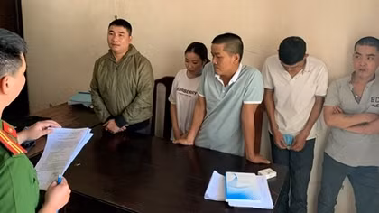 Mời nạn nhân ăn nhậu, xong đưa vào quán karaoke, khách sạn để đánh bạc