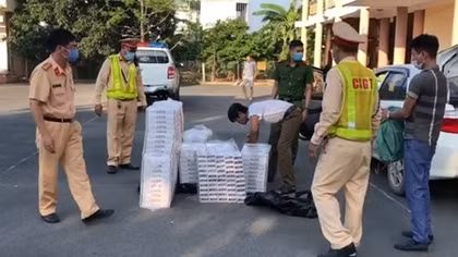 Phát hiện ô tô con chở gần 5.000 gói thuốc lá lậu 