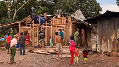 Lốc xoáy tốc mái hàng chục ngôi nhà ở huyện miền núi Đakrông