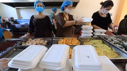 Sư cô cùng phật tử nấu cơm cho bệnh nhân cách ly tại Bệnh viện K 