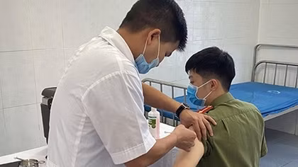 Tiêm vaccine COVID-19 cho CBCS Công an các huyện biên giới tỉnh Hà Giang