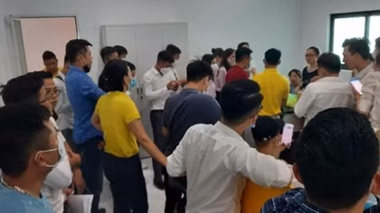 Cả trăm người tụ tập tại đại lý bất động sản giữa mùa dịch