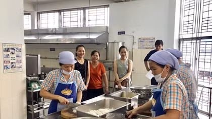 Phụ huynh cùng tham gia giám sát bếp ăn trường học