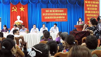 Tiểu thương kinh doanh nông sản tại chợ cũ Long Xuyên chỉ được bán lẻ