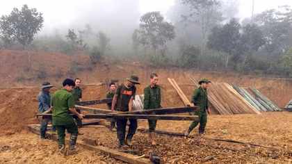 Dựng lại nhà mới cho dân kịp đón Tết