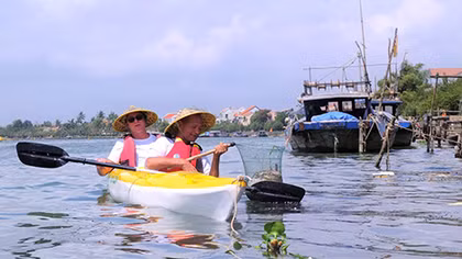 Du khách nước ngoài bỏ tiền hăm hở… vớt rác ở Hội An
