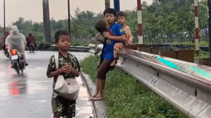 Những đứa trẻ mưu sinh trên quốc lộ