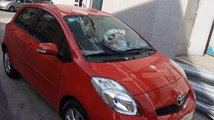 “Bom rác bay” đập vỡ kính chắn gió Toyota Yaris