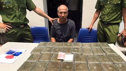 Phát hiện thêm 32 bánh heroin trên trần xe của trùm ma túy