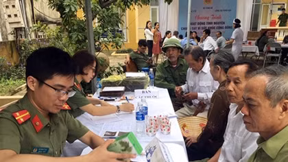 Khám, cấp thuốc miễn phí cho các đối tượng chính sách xã Hà Phú, Thanh Hóa 