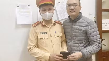 CSGT nhặt được ví tìm trả lại người dân