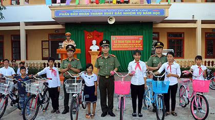 Trao tặng 12 xe đạp cho học sinh nghèo hiếu học huyện Can Lộc