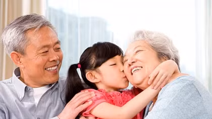Người cao tuổi luôn là tấm gương cho con cháu noi theo