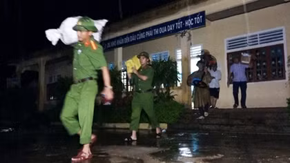 Công an Quảng Bình trắng đêm phòng chống lũ lụt