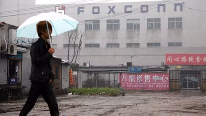 Nhân viên Foxconn làm giàu bằng cách đánh cắp linh kiện iPhone