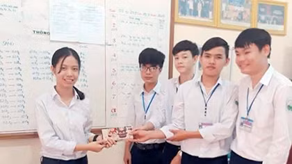 Tuyên dương những học sinh trả lại của rơi