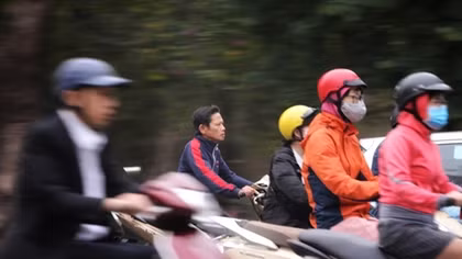 Đi làm sau Tết, người dân vô tư quên mũ bảo hiểm 