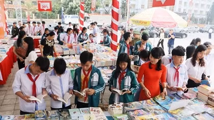  Phát triển văn hóa, con người là nhiệm vụ quan trọng, thường xuyên của cả hệ thống chính trị
