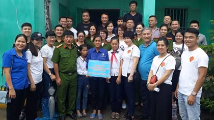 Dành tặng gần 100 triệu đồng cho trẻ em huyện đảo