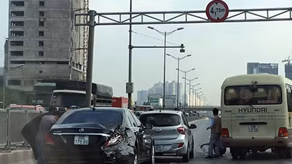 Xe khách tông nát đuôi Mercedes-Benz S500 trên đường vành đai 3