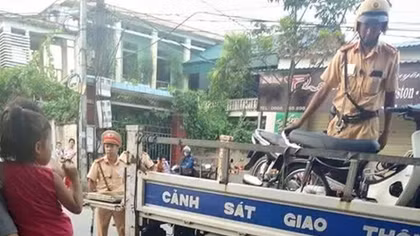 Ngán ngẩm "chí phèo" ôm bánh xe CSGT ăn vạ