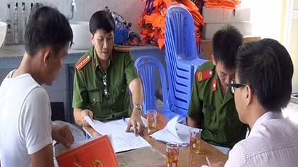 Công an ra đảo giúp dân hoàn thành thủ tục hành chính