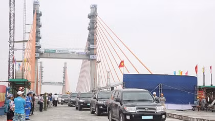 Hợp long và thông xe kỹ thuật cầu Bạch Đằng