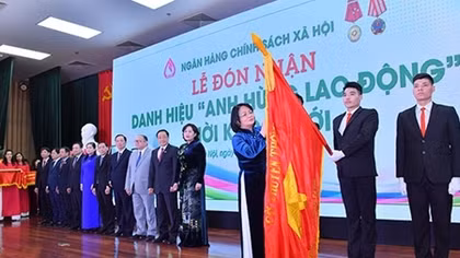 Ngân hàng Chính sách xã hội đón nhận danh hiệu “Anh hùng Lao động” thời kỳ đổi mới