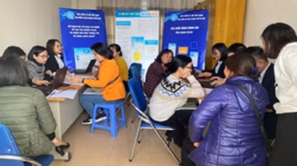 Bảo hiểm xã hội TP Hà Nội hỗ trợ người lao động cài ứng dụng VssID