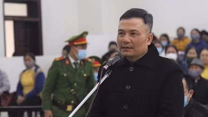 Thuê làm giả bằng khen của Thủ tướng và Chủ tịch thành phố để khoe trương