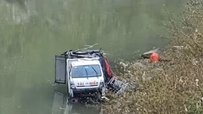 Tài xế ngủ gật, ô tô lao xuống vực sâu 40m