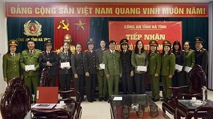 Câu lạc bộ nữ Công an hưu trí Bộ Công an tặng quà CBCS Công an tỉnh Hà Tĩnh